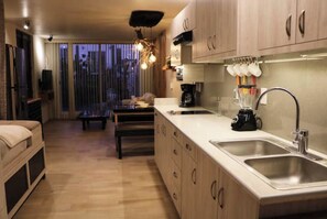 Frigorífico, horno, placa de cocina y cafetera o tetera