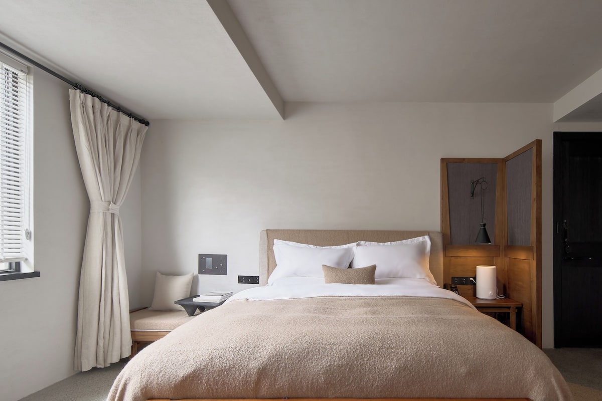 Premier Double Room, 1 King Bed, Non Smoking, Refrigerator | Free minibar, desk, laptop workspace, blackout drapes