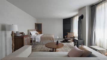 Premier Studio Suite, 1 King Bed, Non Smoking, Bathtub | Free minibar, desk, laptop workspace, blackout drapes