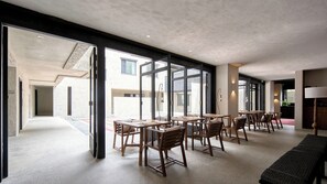 Café da manhã com buffet grátis todos os dias