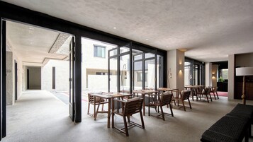 Desayuno bufé gratuito y diario