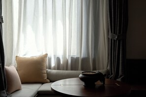 Quarto duplo clássico, várias camas, para não fumantes, geladeira | Frigobar (abastecido com itens grátis), escrivaninha