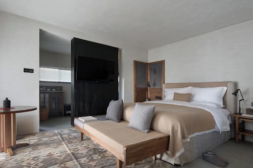 Free minibar, desk, laptop workspace, blackout curtains