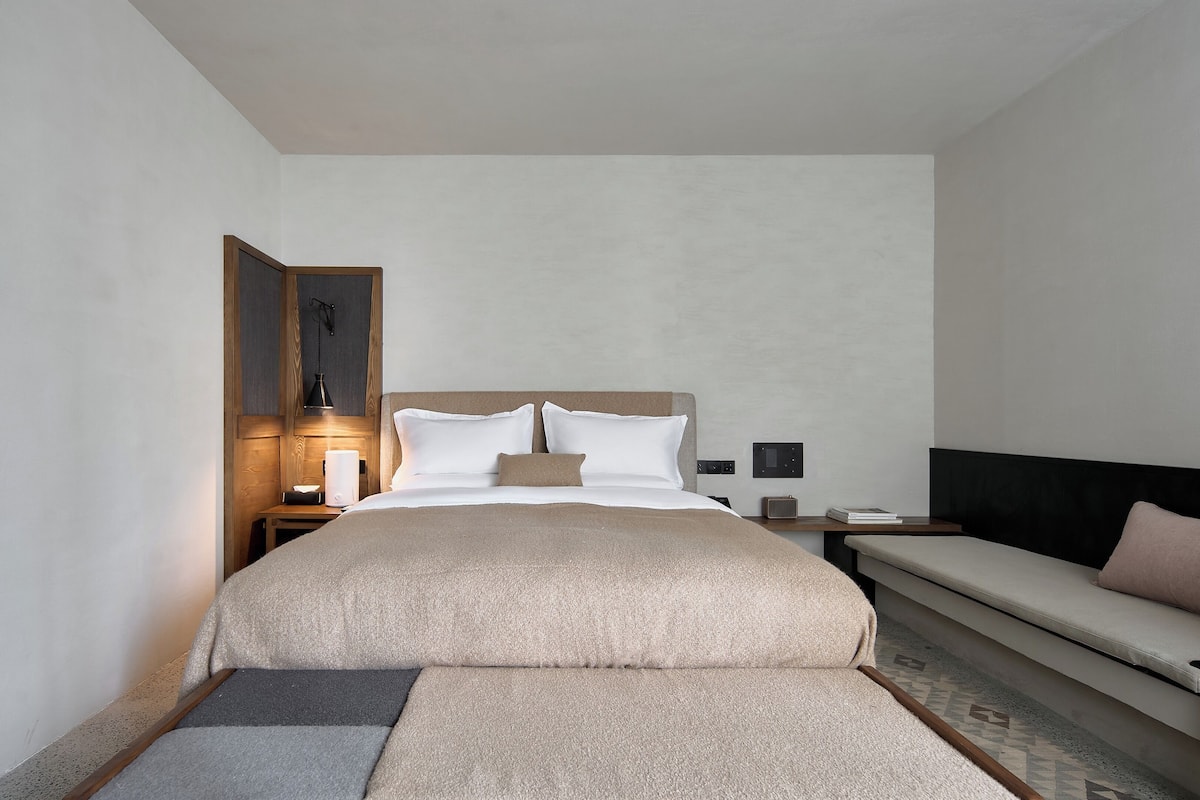 Classic Double Room, 1 King Bed, Non Smoking, Refrigerator | Free minibar, desk, laptop workspace, blackout drapes