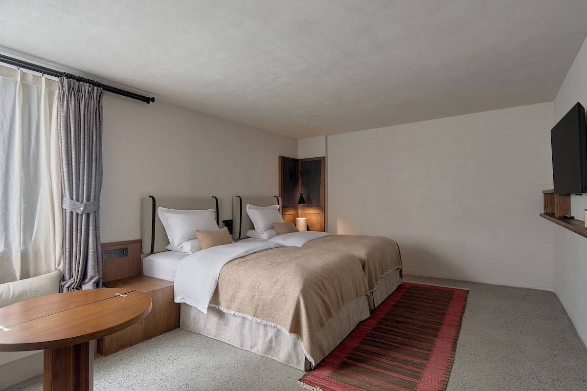 Classic Twin Room, Multiple Beds, Non Smoking, Refrigerator | Free minibar, desk, laptop workspace, blackout drapes
