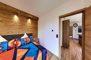 2 bedrooms, iron/ironing board, internet, bed sheets