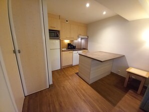 Fridge, microwave, dishwasher, coffee/tea maker