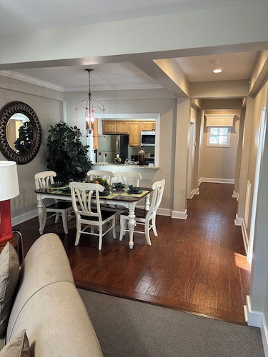 Charming 2-bedroom condo in superb Williamsburg with WiFi, fitness room