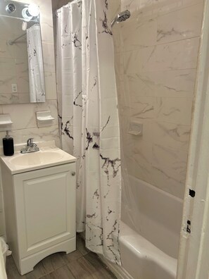 Haartrockner, Handtücher, Seife, Shampoo