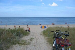 På stranden