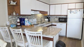 Kjøleskap, mikrobølgeovn, ovn og kokeplater