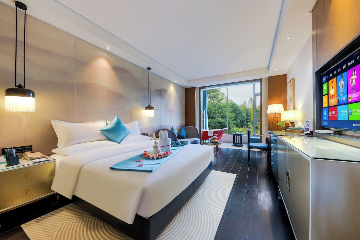 Executive Double Room | Down duvets, in-room safe, desk, laptop workspace