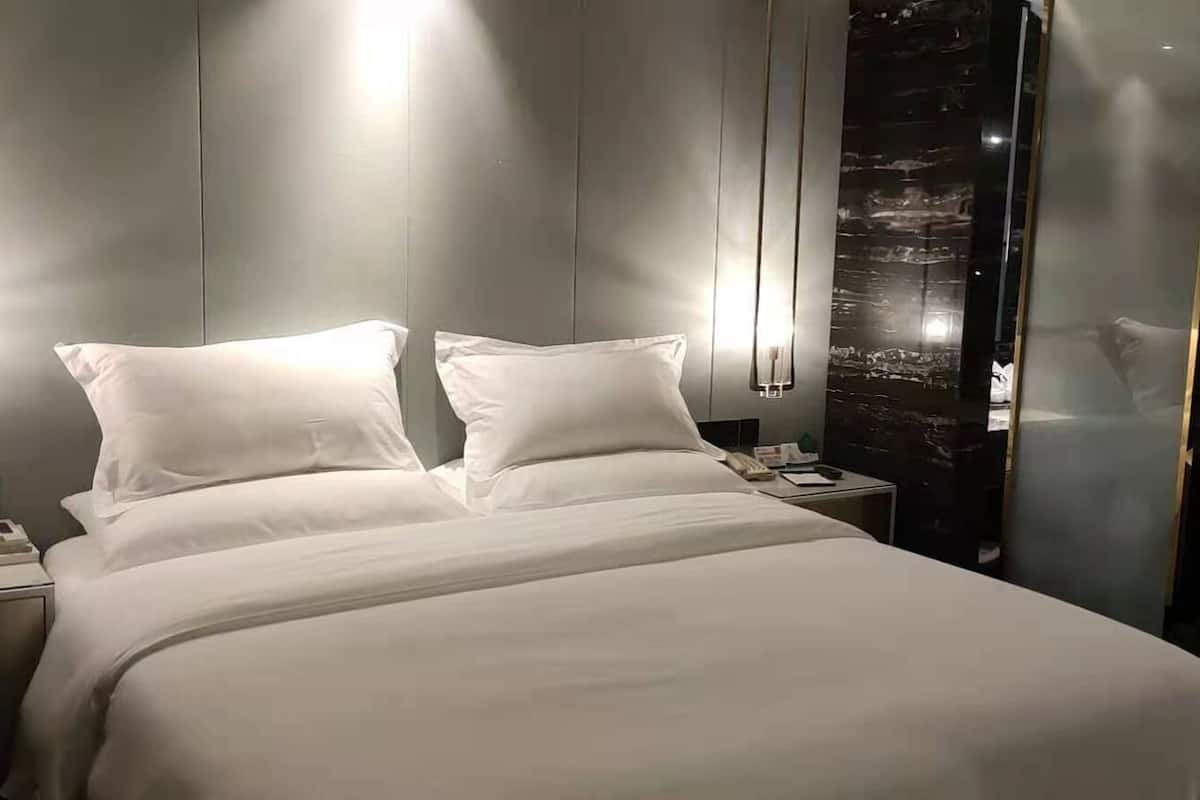Executive Studio Suite | Down duvets, in-room safe, desk, laptop workspace
