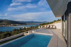 حمّام سباحة مُدفَّأ