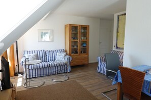 TV, DVD player - Vacation apartment Paluch - Light-flooded apartment on the 1st floor of a (Wyk auf Föhr)