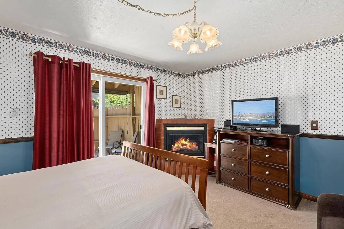 1 slaapkamer, een strijkplank/strijkijzer, wifi