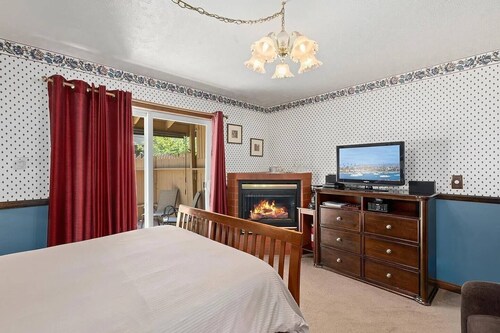Autumn Room @ Eaglenest Inn w/ Pool & SPA