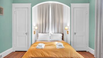 4 bedrooms, desk, iron/ironing board, travel crib