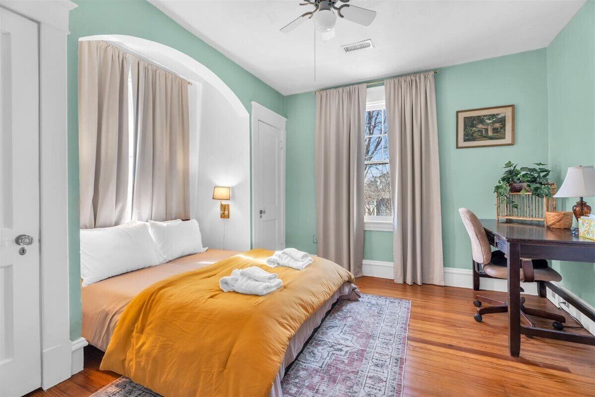 4 bedrooms, desk, iron/ironing board, travel cot