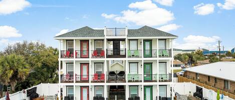 Utendørsbasseng og et oppvarmet basseng