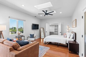 5 Schlafzimmer, Schreibtisch, Bügeleisen/Bügelbrett, Reisekinderbett