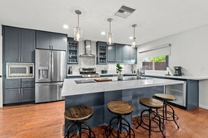 Kylskåp, mikrovågsugn, ugn och spishäll