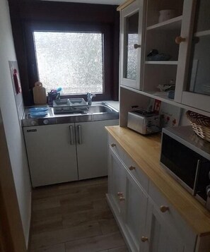 Fridge, microwave, stovetop, coffee/tea maker