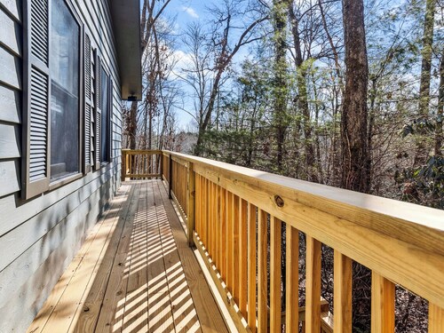 5-BR Large Window Views, SV Amenities, Fireplaces & Private Waterfall Trails!