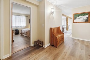 5 bedrooms, iron/ironing board, WiFi, bed sheets