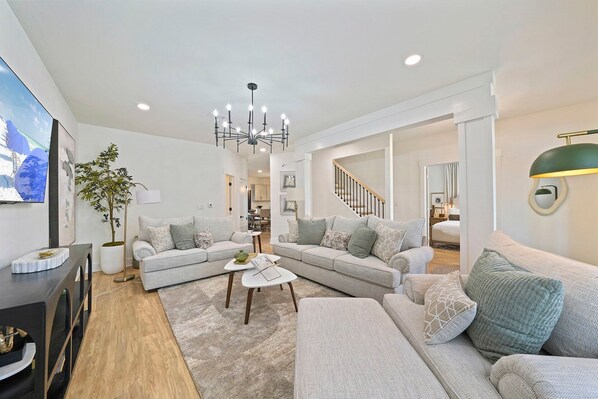 Smart TV - Coastal Cove - Pet Friendly Home with a Private Pool & Pickleball Court (Destin)