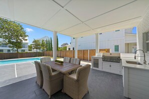 Outdoor dining - Coastal Cove - Pet Friendly Home with a Private Pool & Pickleball Court (Destin)