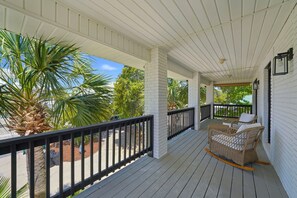 Terrace/patio - Coastal Cove - Pet Friendly Home with a Private Pool & Pickleball Court (Destin)