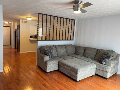 Charming 2-bedroom apartment in wonderful Jefferson City with WiFi, AC