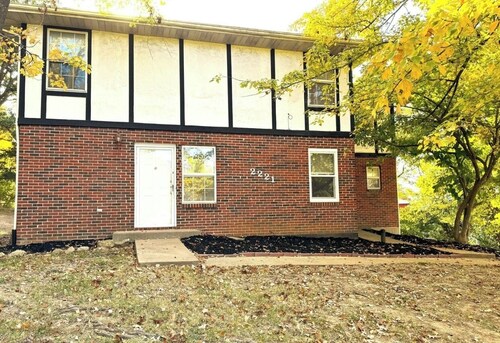 Charming 2-story apartment in wonderful Jefferson City with WiFi, AC