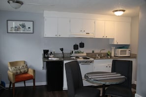 Micro-ondes, four, plaque de cuisson, cafetière/bouilloire