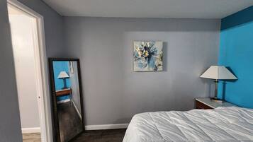 1 slaapkamer, een bureau, een strijkplank/strijkijzer, wifi