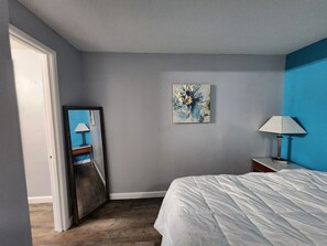 1 dormitorio, escritorio, tabla de planchar con plancha y wifi