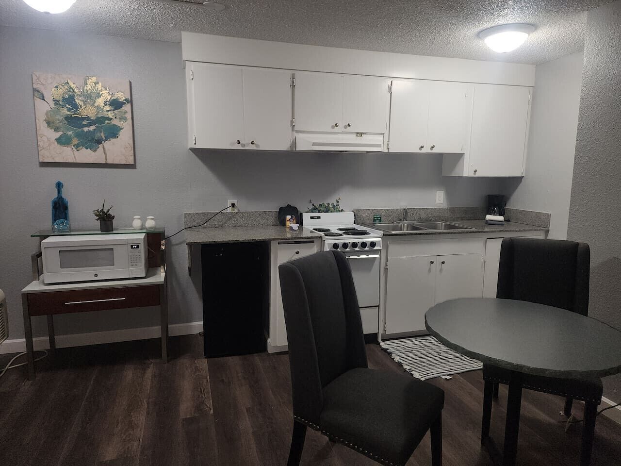 Kylskåp, mikrovågsugn, ugn och spishäll