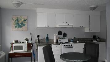 Een koelkast, een microgolfoven, een oven, een kookplaat