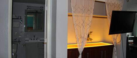 2 bedrooms, desk, iron/ironing board, WiFi