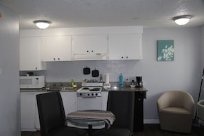 Mikrowelle, Ofen, Herdplatte, Wasserkocher mit Kaffee-/Teezubehör