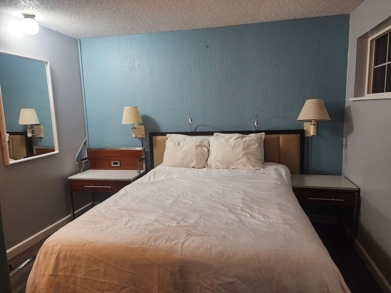 1 bedroom, desk, WiFi