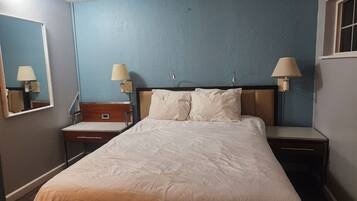 1 bedroom, desk, WiFi