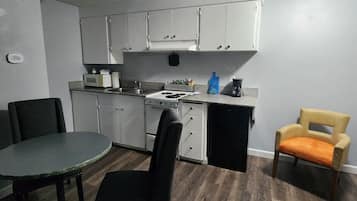 Geladeira, micro-ondas, fogão, cooktop