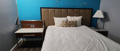 1 bedroom, desk, WiFi