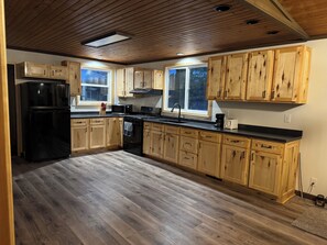 冷蔵庫、電子レンジ、オーブン、コンロ