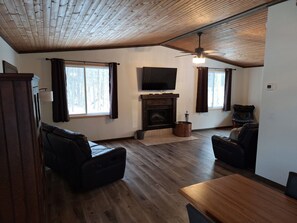 スマートテレビ、暖炉、ステレオ