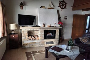 Smart TV, DVD player, books, stereo