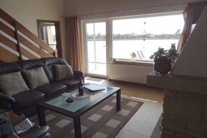 Smart-tv, dvd-spelare, böcker och en stereo