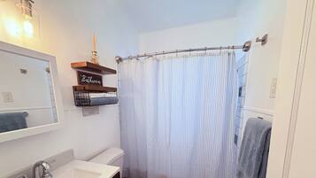 Sèche-cheveux, serviettes fournies, savon, shampoing
